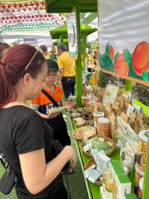 Khách hàng tham quan thưởng thức kẹo dừa Cocosweet tại Lễ hội trái cây Nam Bộ 2023