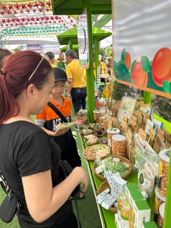 Khách hàng tham quan thưởng thức kẹo dừa Cocosweet tại Lễ hội trái cây Nam Bộ 2023